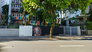 Kunstlerische Intervention auf der Wand des Instituts von Marina Kerber 