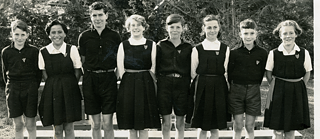 Dave Lowe mit Schulklasse