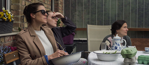 Tres mujeres están sentadas a una mesa.