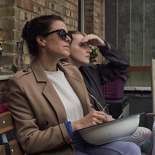 Drei Frauen sitzen an einem Tisch.