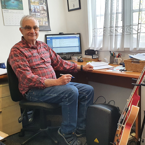 Dave Lowe mit Reagenzglas