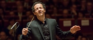 Foto des Dirigenten Michaël Cousteau im Konzert &copy; Michaël Cousteau Michaël Cousteau