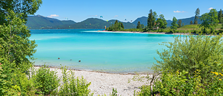 Is it the Caribbean or the Alps? The bright colour of Lake Walchensee makes its shores resemble Caribbean beaches – if only it weren’t for the mountain slopes in the background.