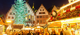 Besucher auf dem Weihnachtsmarkt in Frankfurt am Main