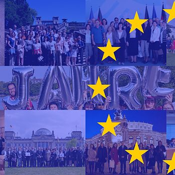 Bildercollage mit Teilnehmer*innen des Europanetzwerk Deutsch blau hinterlegt mit der Europäischen Fahne