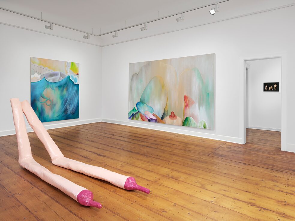 Ausstellungsansicht „Motherhood“, Syker Vorwerk, 2022, Jagoda Bednarsky und Sophia Süßmilch