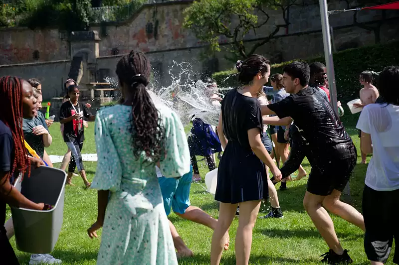 Jugendliche kühlen sich ab