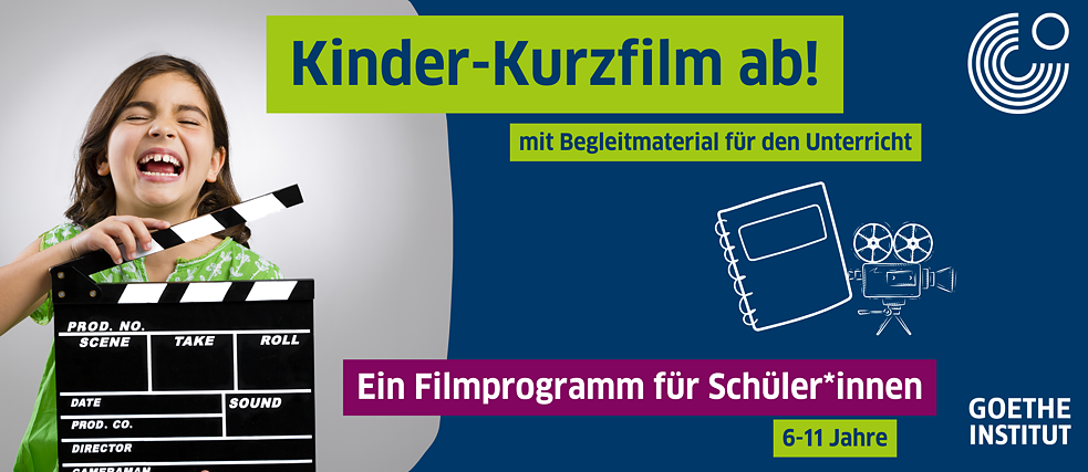 Kind mit Filmklappe in der Hand, lachend