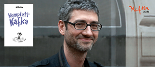 Montage aus einem Foto von Nicolas Mahler, der in die Kamera lächelt, und dem Cover des Buches 'Komplett Kafka', das eine Zeichnung von Kafka mit dem Kopf über Wasser zeigt.