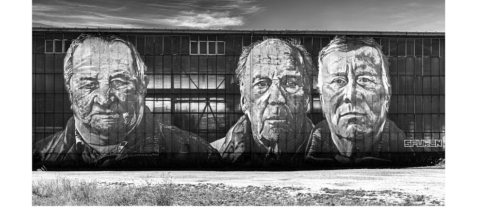 Nowadays, Ferropolis is all about education and renewable energies: a mural of former miners is painted on the facades of the industrial buildings, while photovoltaic panels are installed on the roof. 