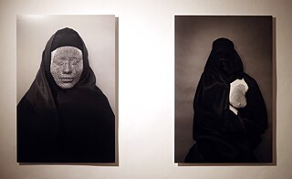 Zwei schwarz-weiß Fotografien bilden jeweils zwei Frauen ab, deren Körper mit Schriftzügen bedeckt sind