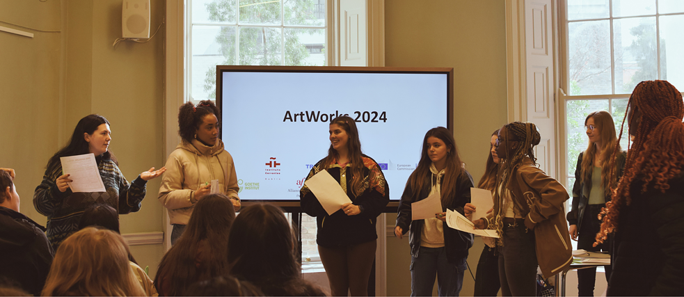ArtWork 2024 Teilnehmer*innen in der Bibliothek des Goethe-Instituts