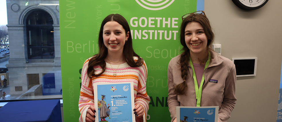 The picture shows the two winners of the NDO 2024, Avery Lauenstein and Elsa Haywiser, in the Goethe-Institut Chicago.