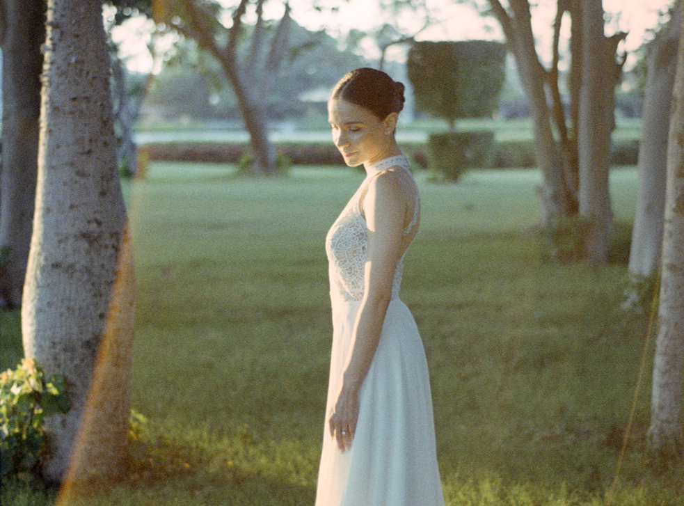  تقول مصورة حفلات الزفاف لميس إنه في العام الماضي أرادت عروس واحدة فقط التقاط الصور التناظرية في حفل زفافها، أما هذا العام فقد تخطى عددهن 15 عروسًا.