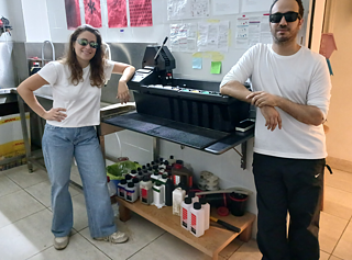 لم تُرد لينا نعسانة ومينا أسد تصويرهما إلا وهما يرتديان النظارات الشمسية. وهما يفضلان تصوير الآخرين بدلاً من تصوير أنفسهم.