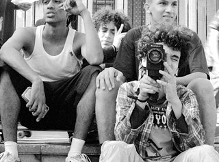  يسهل استخدام كاميرا Super 8. فهي لا تشكل صعوبة للشباب الذين يتزلجون على الألواح في أول فيلم تناظري لنعسانة.