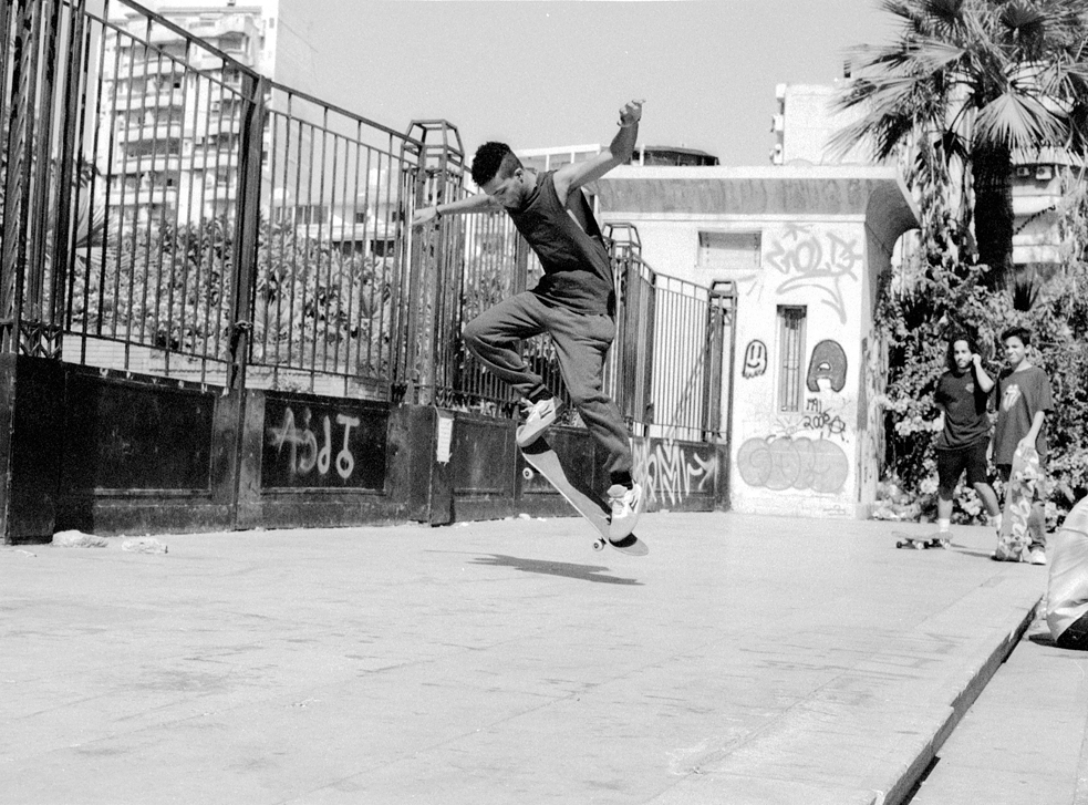 يقوم المتزلجون الشباب في الإسكندرية بتصوير حِيلهم ونشرها على الإنترنت.