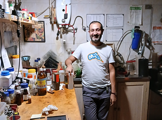 Ein Fotograf in seinem Studio