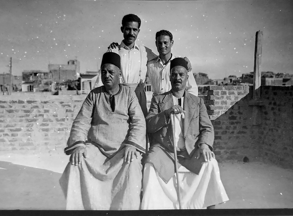 تعليق توضيحي على الصورة 5: تعود هذه الصورة إلى أربعينيات القرن الماضي، وهي أيضًا من مقتنيات "Archive Collective“. وقد تكون النقاط البيضاء نتيجة وجود غبار على الماسح الضوئي. hive Collective“. وقد تكون النقاط البيضاء نتيجة وجود غبار على الماسح الضوئي. 