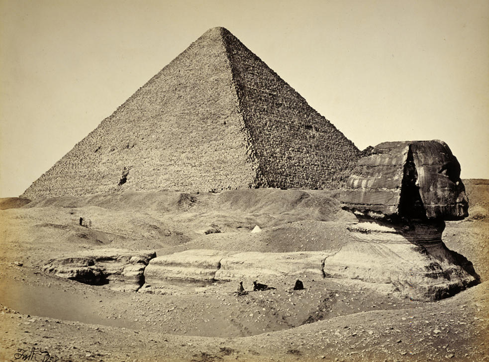  سافر المصور البريطاني فرانسيس فريث إلى مصر لأول مرة في عام 1856. ويقال إن الكولوديون قد وصل إلى نقطة الغليان في غرفته المظلمة لتحميض الصور الموجودة في الموقع من شدة حرارة الجو. 