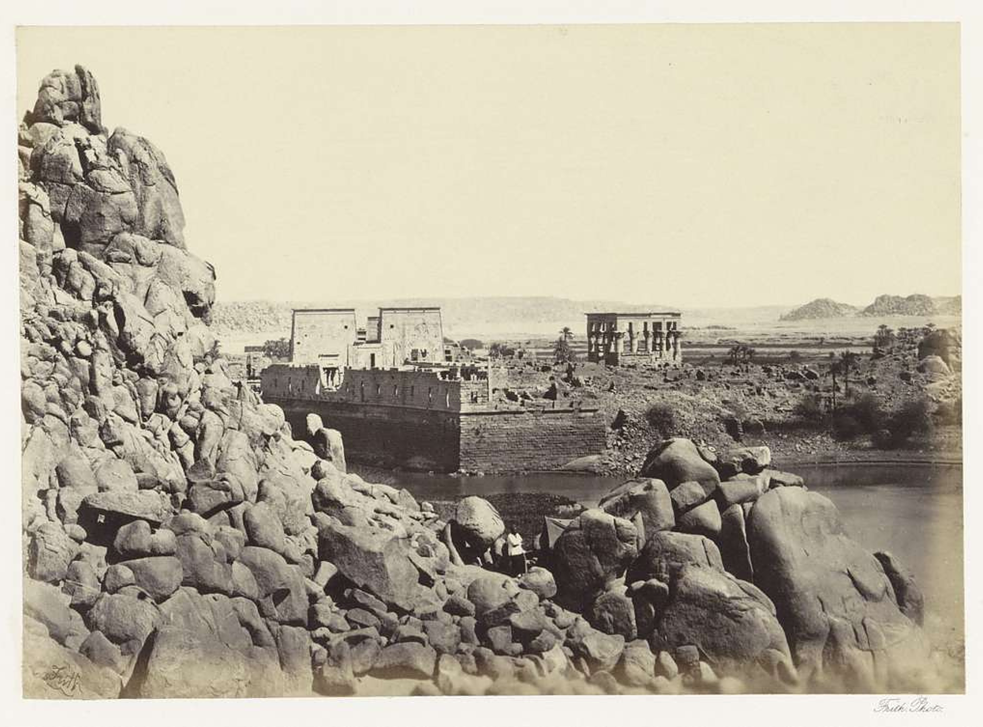 نرى في مقدمة الصورة الغرفة المظلمة لتحميض الصور، وفيها قام فريث بإعداد الألواح الزجاجية. أما في الخلفية فنرى مُجمع معابد جنوب أسوان. 