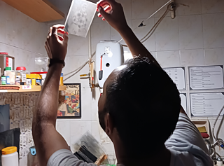 يستخدم عبد الوهاب الماء المُقطر فقط للتأكد من أن الصور على ألواح الزجاج لا تحتوي على أية خطوط ، فمياه الصنبور في القاهرة شديدة التلوث   