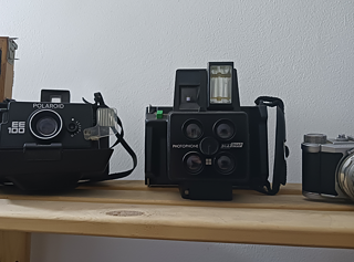 قام والد عبد الوهاب بالتقاط صورًا شخصية بهذه الكاميرا الموجودة في منتصف الصورة. ولكنه أغلق المحل في عام 2003، تمامًا مثلما فعل كثيرون آخرون عندما غزت الكاميرات الرقمية السوق.