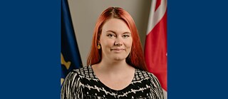 Ellie Dawson lächelt in die Kamera.