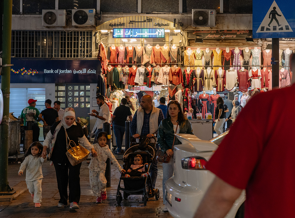 Tatreez-Kleider in einem Laden mitten in Amman.