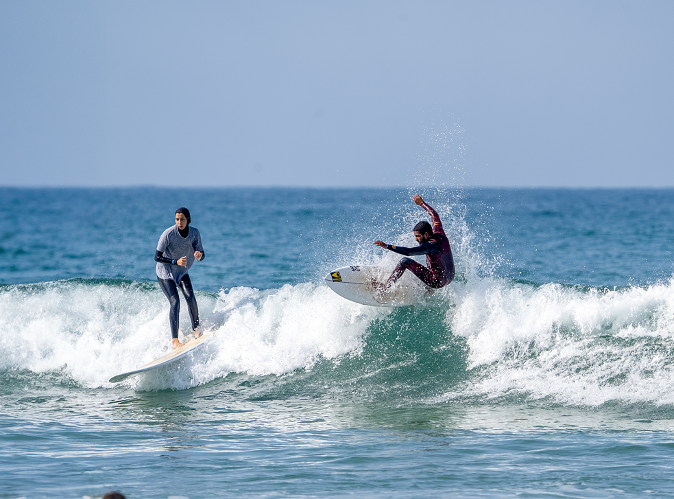 Zwei surfende Menschen