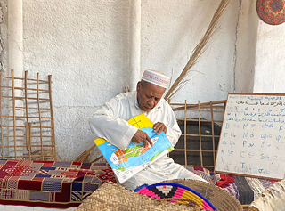 Mohammed Sobhi mit einer Karte der Insel Elephantine. In seinem Museum versucht er, Touristen traditionelle nubische Kultur näherzubringen.  