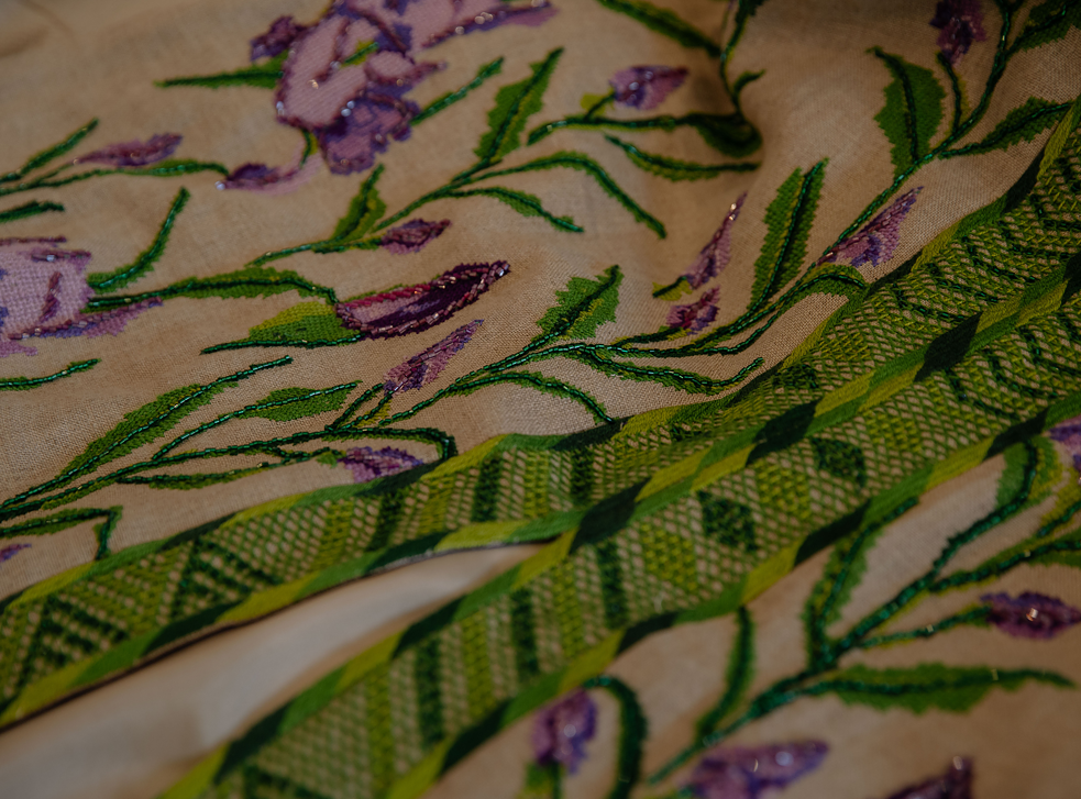 Detail eines Kleids der Luxusdesignerin Eman Al Ahmed.