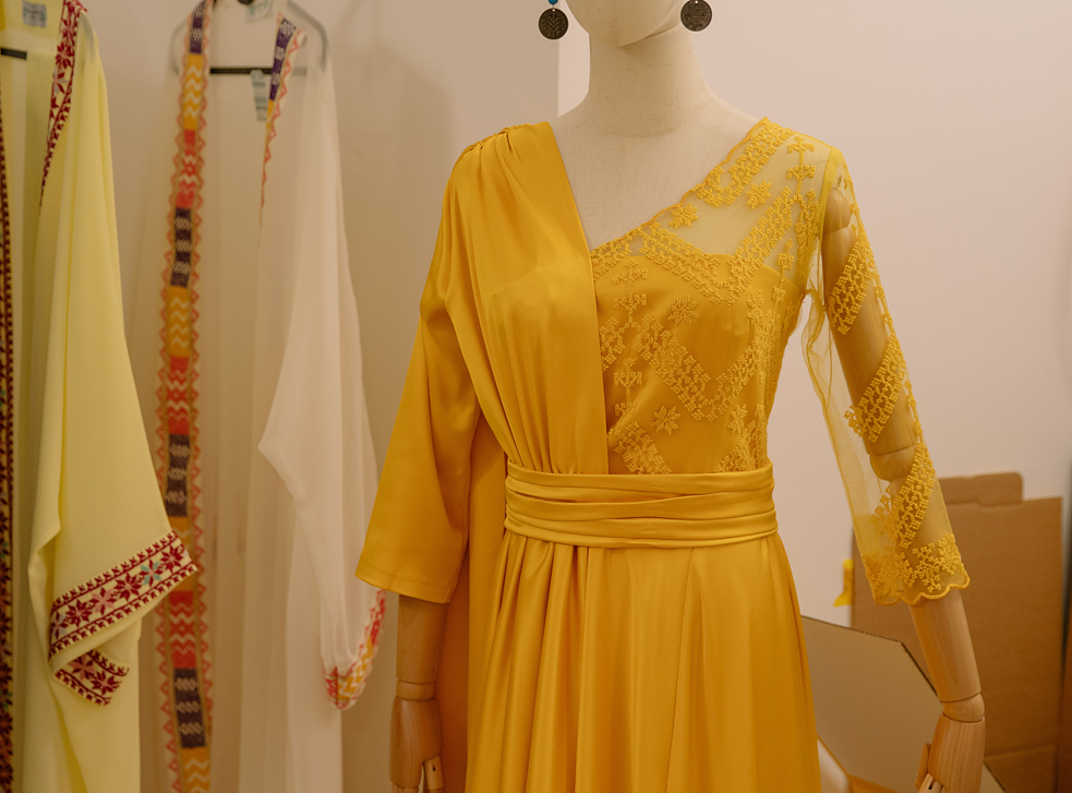 Die Marke Saru Fashion lässt auch bei Frauen aus einem Camp nahe Amman sticken. 