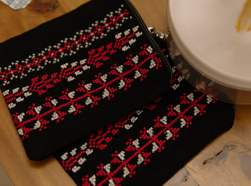 Taschen im Laden von Saru Fashion.