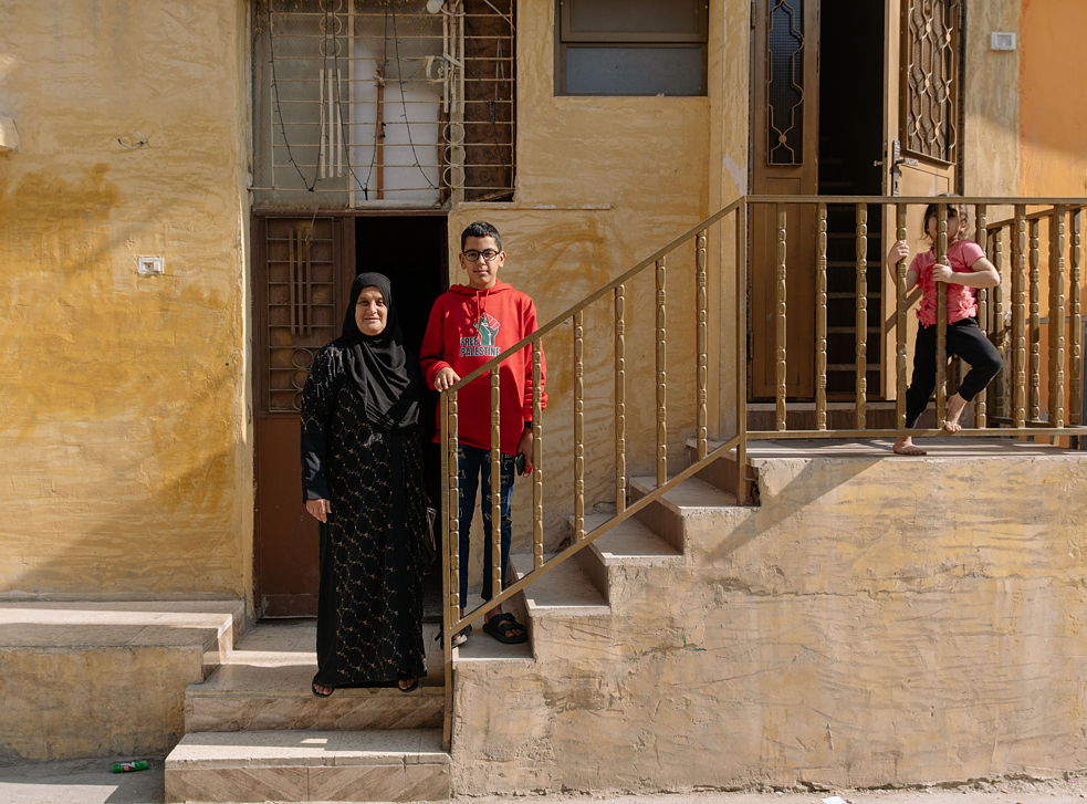 Dalal vor ihrem Haus mit ihrem Enkel Laith und ihrer Enkelin Sham.
