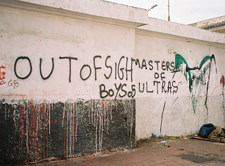 Eine Wand mit Graffiti