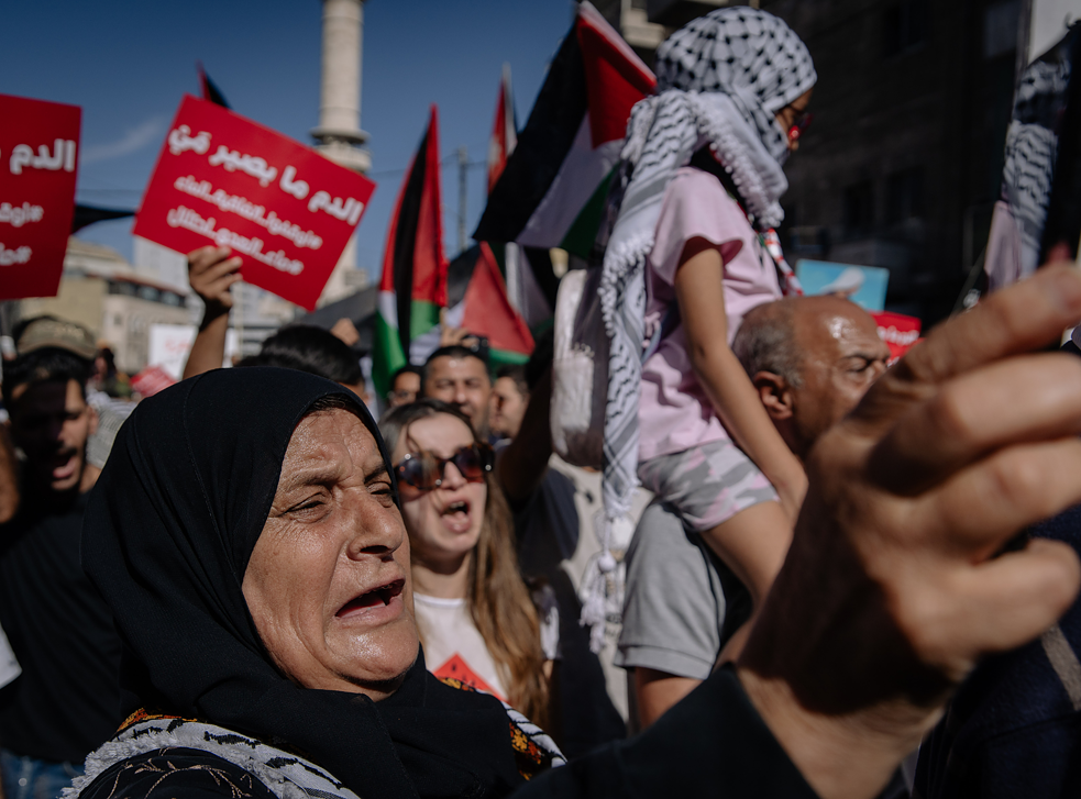 Dalal filmt mit ihrem Handy