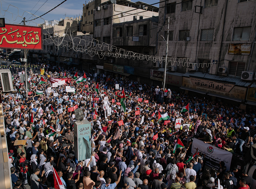 Die Masse jubelt und zeigt Flaggen