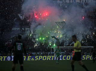 Eine Fußball-Tribüne auf denen Feuerwerke gezündet werden.