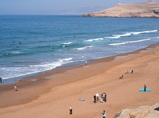 شاطئ تمري في وقت الظهيرة. معظم الناس يأكلون الآن شطائرهم.