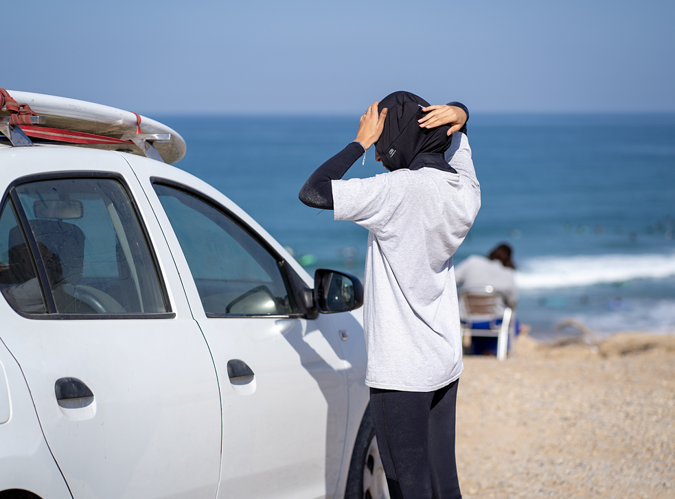 خديجة هي الفتاة الوحيدة في تغازوت، التي تمارس رياضة ركوب الأمواج.