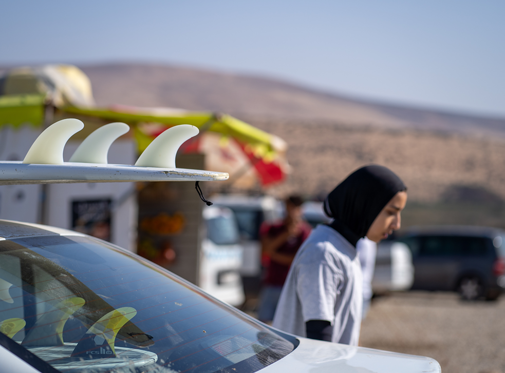 خديجة هي الفتاة الوحيدة في تغازوت، التي تمارس رياضة ركوب الأمواج.