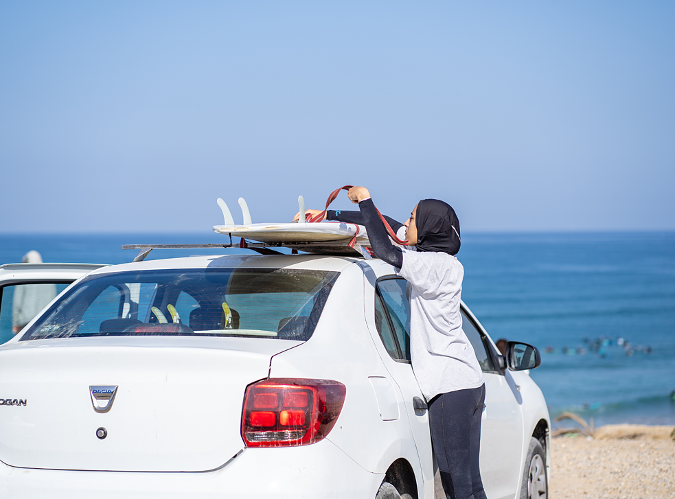 خديجة هي الفتاة الوحيدة في تغازوت، التي تمارس رياضة ركوب الأمواج.