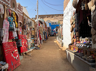 Straßen voller Shops in Gharb Suhail. Hier nehmen es nicht alle so genau mit traditioneller nubischer Handwerkskunst.
