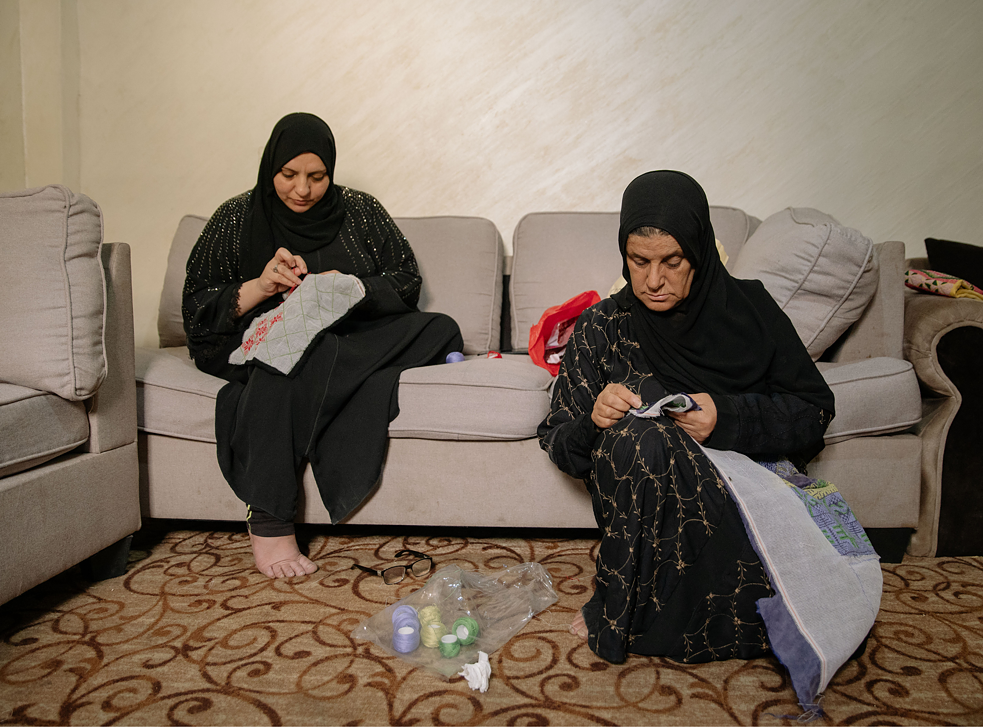 Jede Woche kommt Mirvat (links) zum Sticken in die Wohnung von Dalal.