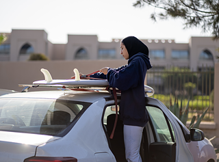 Khadija mit ihrer Surfausrüstung