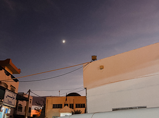 حافلة وسماء الليل في تونس العاصمة