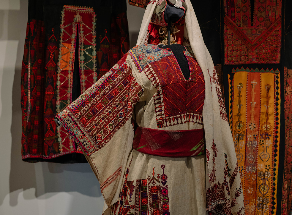 Ausgestellte Thobes im Tiraz Center, einem Museum in Amman. Die Gründerin Widad Kawar hat hunderte Thobes gesammelt. 