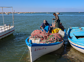 صورة لبعض الصيادين بميناء العطايا. إنهم يواجهون تحديات متزايدة مع مرور الوقت بسبب تغير المناخ والصيد الصناعي الجائر.   