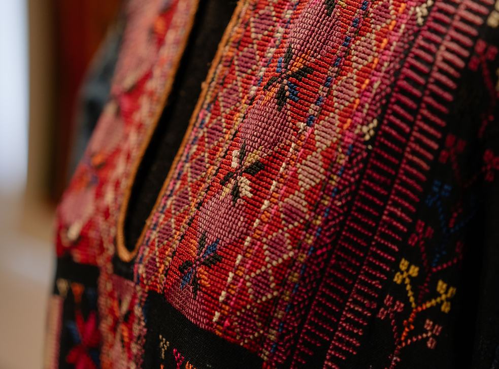 Dicht gestickte Muster eines ausgestellten Thobes. 